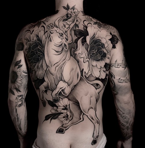 Graficzny, czarno-biały tatuaż na plecach i karku, wykonany przez Klaudię z Mongo Tattoo
