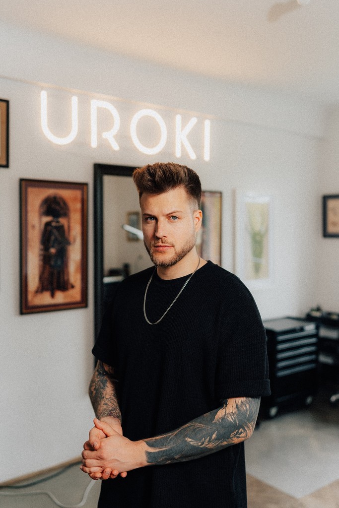 Hubert, menadżer i specjalista od laserowego usuwania tatuażu, pracujący w salonie tatuażu Uroki w Warszawie
