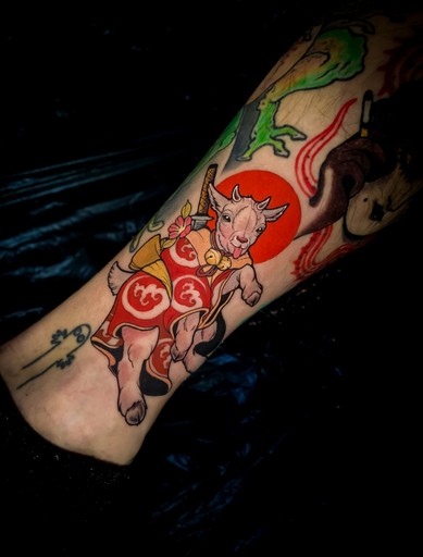 Kolorowy, neotradycyjny tatuaż na kostce, autorstwa Klaudii z Mongo Tattoo