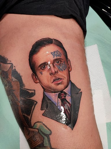 Kolorowy, neotradycyjny tatuaż z portretem na udzie, wykonany przez Dorotę z Ashi Tattoo