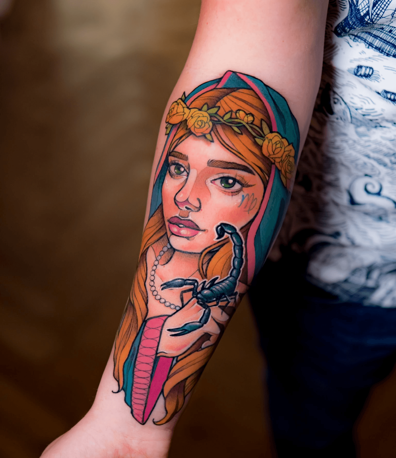 Neotradycyjny tatuaż kolorowy na przedramieniu, wykonany przez Dorotę z Ashi Tattoo