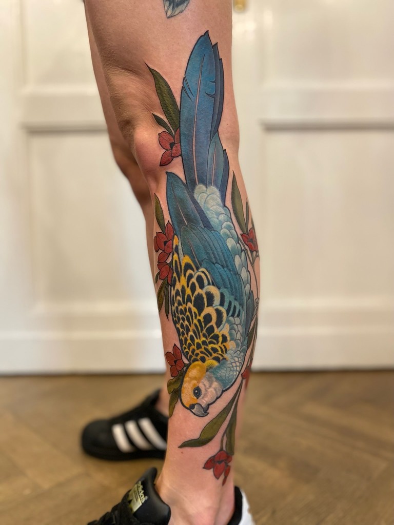 Kolorowy, graficzny tatuaż na nodze, łydce, wykonany przez Klaudię z Mongo Tattoo