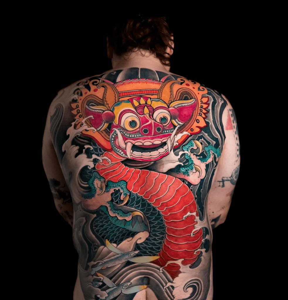 Japoński tatuaż irezumi na plecach przedstawiający maskę z falami, autorstwa Marcina Łukasiewicza