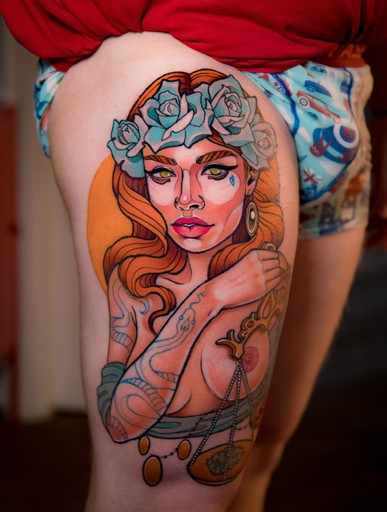 Kolorowy, neotradycyjny tatuaż na nodze, udzie, wykonany przez Dorotę z Ashi Tattoo