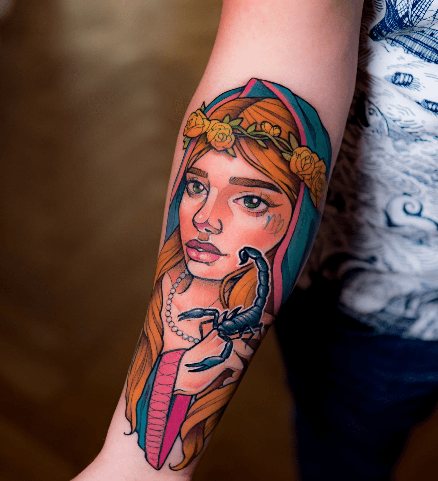 Neotradycyjny tatuaż kolorowy na przedramieniu, wykonany przez Dorotę z Ashi Tattoo
